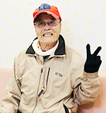 Vサインの80代男性