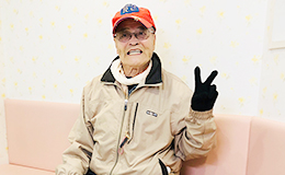 Vサインの患者さん80代男性